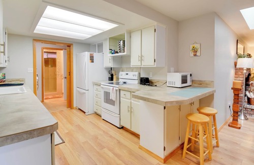 Port Angeles Cabaña | Port Angeles Abode w/ Yard & Guest House!