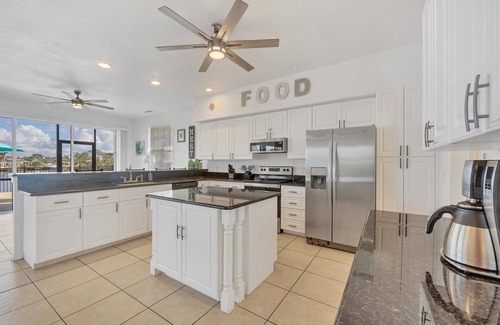 Port Charlotte Casa | Port Charlotte 4 Bedroom Pool Vacation Home on Canal