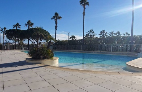 Frejus Port Apartamento | Port-Fréjus, Cap Hermès, 2/3 habitaciones de 50 m2, WIFI,6 camas, piscina, aire acondicionado, aparcamiento, acceso directo a la playa, gran terraza de 50 m2 para una agradable estancia al sol, relajación y ocio.