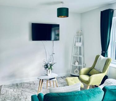 Dover Apartamento | Port of Dover Apartments, quiet location with Castle Views and off road parking