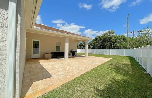 Port Saint Lucie Casa | Port St Lucie 5 bedroom 3 full bath home with huge fenced backyard!