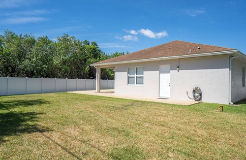 Port Saint Lucie Casa | Port St Lucie 5 bedroom 3 full bath home with huge fenced backyard!