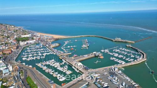Ramsgate Casa | Port View Elegance & Splendour, Seaview & Parking