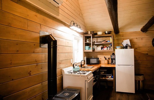 Portage Lake Cabina | Portage Lakeside Cabins, The Bear's Den