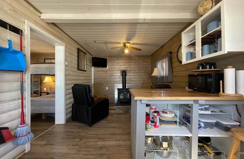 Portage Lake Cabina | Portage Lakeside Cabins, The Fishing Shack