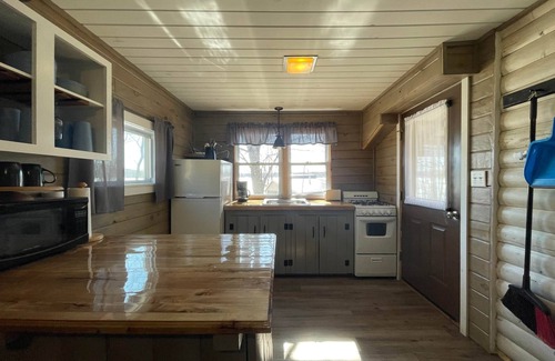 Portage Lake Cabina | Portage Lakeside Cabins, The Fishing Shack
