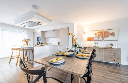 Porth Cabaña | PORTH BEACH VILLA, pet friendly, luxury holiday cottage in Newquay