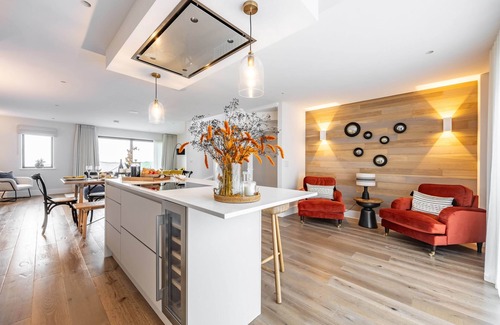Porth Cabaña | PORTH BEACH VILLA, pet friendly, luxury holiday cottage in Newquay