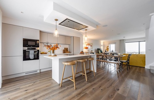 Porth Cabaña | PORTH BEACH VILLA, pet friendly, luxury holiday cottage in Newquay