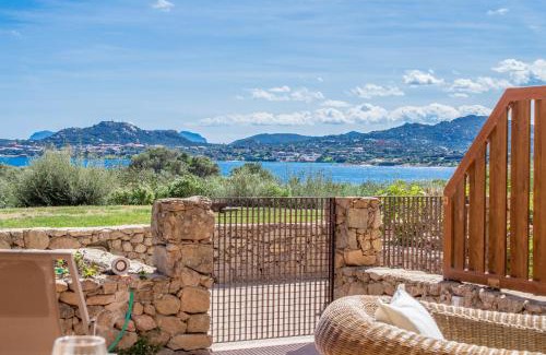 Portisco Apartamento | Portisco Bouganville Seaside Charm Flat W/Veranda