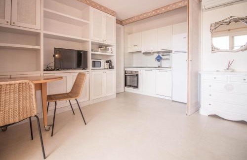 Portisco Apartamento | Portisco Bouganville Seaside Charm Flat W/Veranda