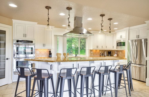 North Plains Casa | Portland Area Group Getaway: Hot Tub & Views!