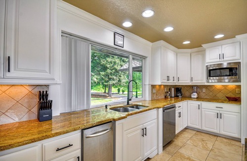 North Plains Casa | Portland Area Group Getaway: Hot Tub & Views!