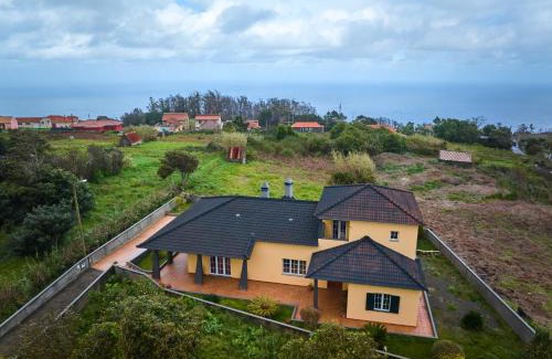 Porto Moniz Casa | Porto Moniz Yellow House