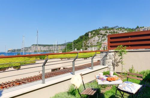 Portopiccolo Apartamento | Portopiccolo Apartments - Giardino vista castello