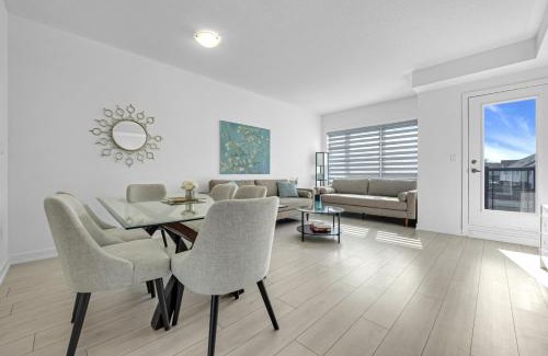 Burlington Casa | Posh 4 Bed Home with Backyard in Great Location