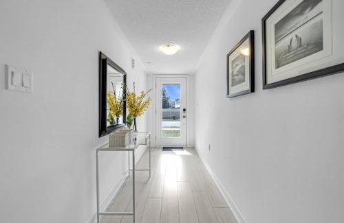 Burlington Casa | Posh 4 Bed Home with Backyard in Great Location