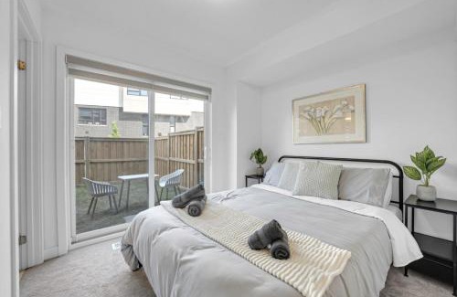 Burlington Casa | Posh 4 Bed Home with Backyard in Great Location