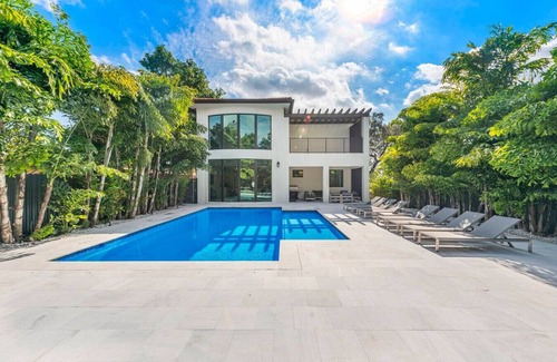 Coral Terrace Casa | Posh & Modern Villa with Pool