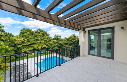 Coral Terrace Casa | Posh & Modern Villa with Pool