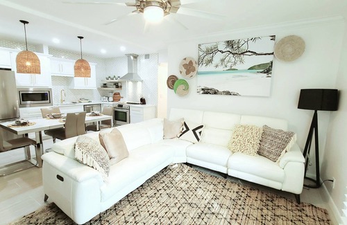 Jupiter Condominio | POSHPADZ Presents Coco Villa -2 Patios-Ground Floor-Walk to Jupiter Beach