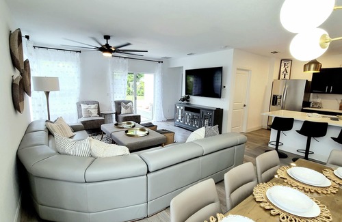 Jupiter Casa | POSHPADZ Presents Villa Tranquila- Private Pool & Tiki Close to Beach Sleeps 10