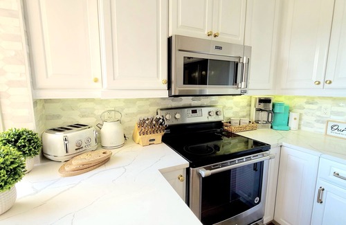 Jupiter Condominio | POSHPADZ Villa Hermosa, Sleeps 6, Water View, Walk to Jupiter Beach, Pool,Tennis