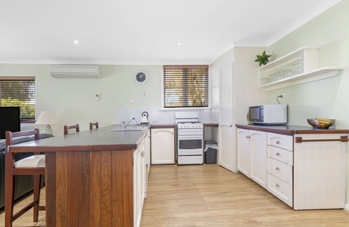 Busselton Casa | Possum Cottage on Adelaide St, 3 bedroom 2 bathroom walk to beach jetty and town