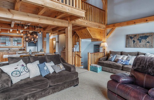 Big White Ski Resort Chalet De Esquí | Casa adosada de cuatro niveles con postes y vigas, entrada / salida de esquí, Central Village Loc, capacidad para 10