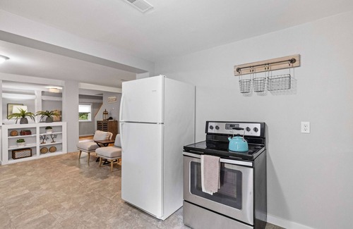 Bradford Casa | Post & Beam - 4 Bedroom 1 Bath Home On Pond - Shared 4 Bedrooms Available