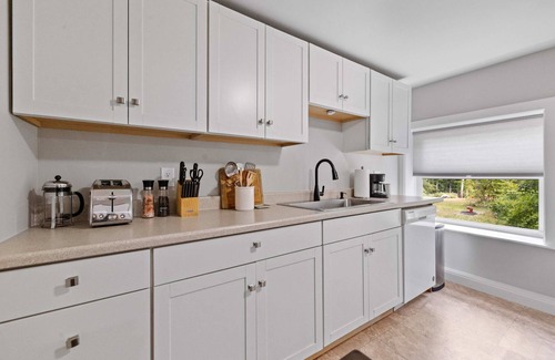 Bradford Casa | Post & Beam - 4 Bedroom 1 Bath Home On Pond - Shared 4 Bedrooms Available