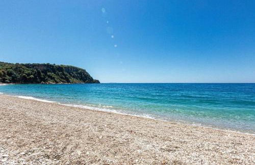 Himare Apartamento | Potam'Sea Bliss 38- Beach Front, Sun Beds & Parking