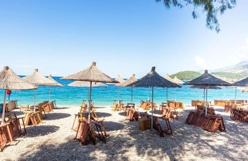 Himare Apartamento | Potam'Sea Bliss 38- Beach Front, Sun Beds & Parking