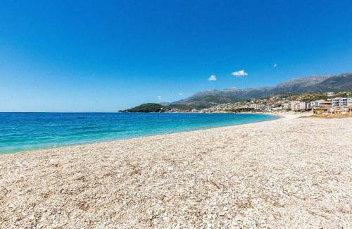 Himare Apartamento | Potam'Sea Bliss 38- Beach Front, Sun Beds & Parking