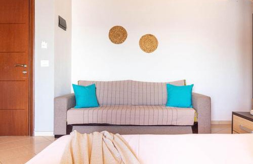 Himare Apartamento | Potam'Sea Bliss 38- Beach Front, Sun Beds & Parking