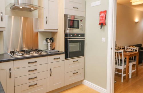 Fulwood Cabaña | POTTER’S COTTAGE, family friendly, with a garden in Sheffield
