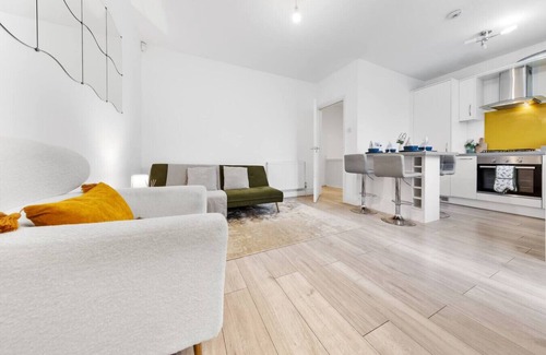 Richmond-upon-Thames Apartamento | Powder Mill Retreat - 2BR Modern Flat for 4