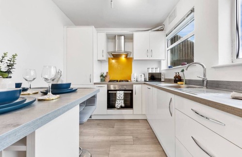 Richmond-upon-Thames Apartamento | Powder Mill Retreat - 2BR Modern Flat for 4