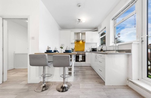 Richmond-upon-Thames Apartamento | Powder Mill Retreat - 2BR Modern Flat for 4