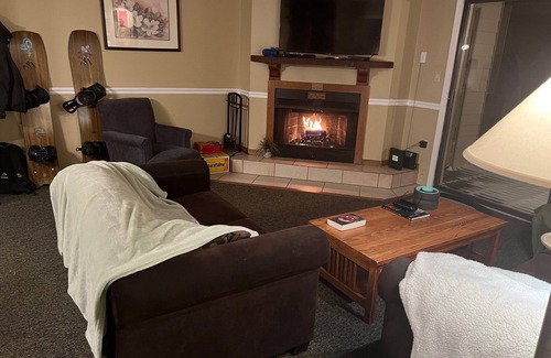 Powder Mountain Condominio | Powder Mountain Ski-in Ski-out 3 Bed / 3 Bath at Powder Ridge Village, Sleeps 8.