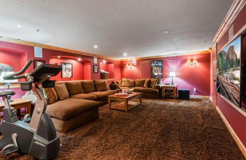 Park City Casa | Powder Reflections by KABINO 1.5 miles to Deer Valley Gondola Ping Pong Theater Room WiFi Jordanelle