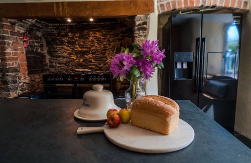 Braunton Casa | Poyers Thatched Farmhouse with Hot Tub
