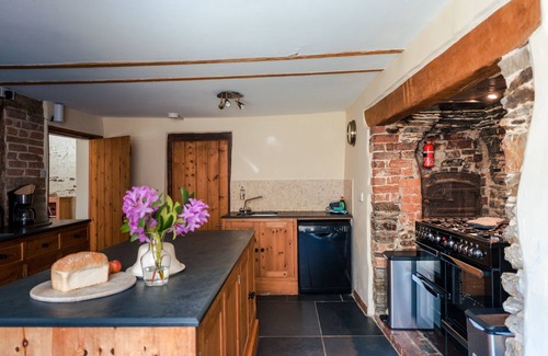 Braunton Casa | Poyers Thatched Farmhouse with Hot Tub