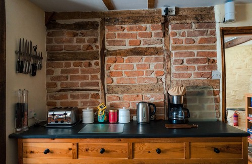 Braunton Casa | Poyers Thatched Farmhouse with Hot Tub