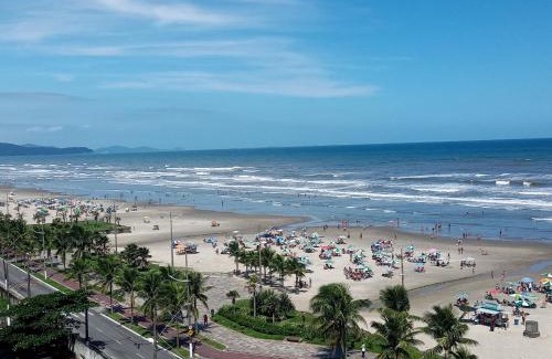 Maracana Apartamento | Prédio com piscina na cobertura frente ao mar, apartamento para até 6 pessoas e 3 crianças até 8 anos, churrasqueira na sacada, Wi-Fi grátis, NÃO oferecemos roupas de cama e banho, 1 vaga de garagem, na Praia Grande-Vila Mirim