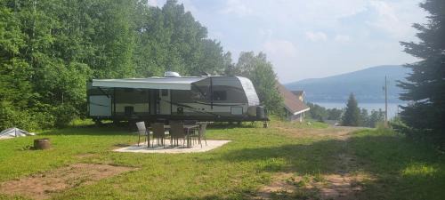 Gaspe Otro | Prêt-à-camper derrière chez nous