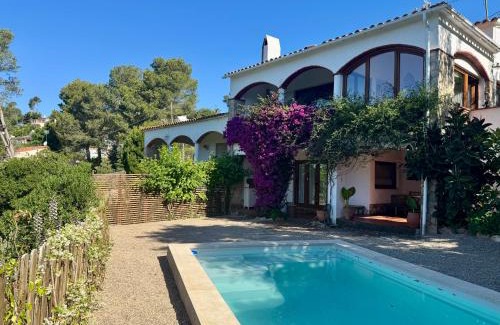Pals Casa | PRAGA 2 - Encantadora casa con piscina y vistas al bosque!