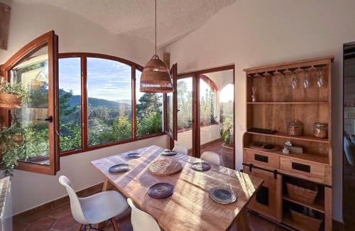 Pals Casa | PRAGA 2 - Encantadora casa con piscina y vistas al bosque!