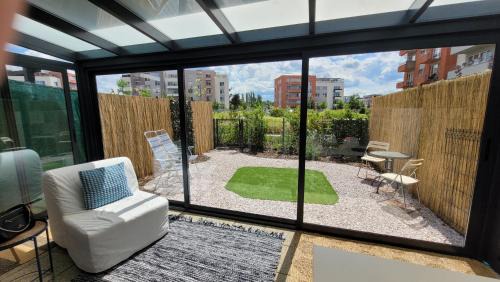 Letnany Apartamento | Praha Letňany, zimní zahrada, parkování v garáži zdarma