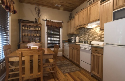 Bryson City Apartamento | Prairie Edge Suite at the Calhoun House Inn & Suites